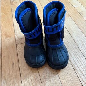 Size 7t boy snow boots, only worn once or twice.
